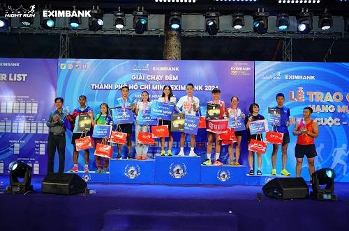 Hoàng Nguyên Thanh và Hoàng Thị Ngọc Hoa vô địch cự ly Half Marathon