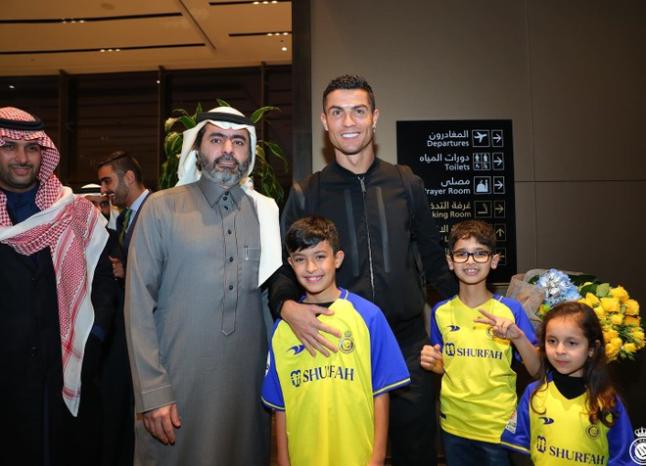 Ronaldo hớn hở đến Ả Rập Xê Út, chuẩn bị ra mắt Al Nassr