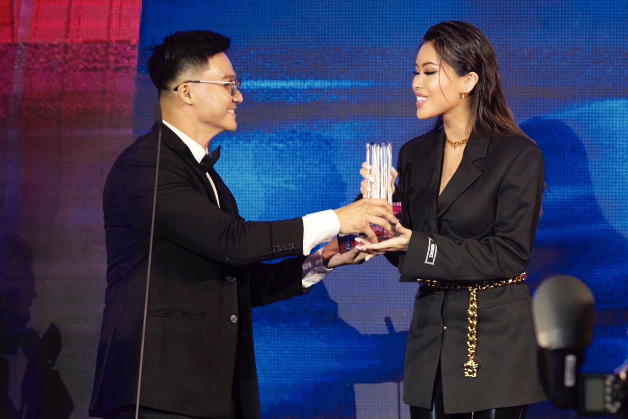 Tiên Nguyễn nhận giải thưởng cho những thành tựu ấn tượng trong năm 2022