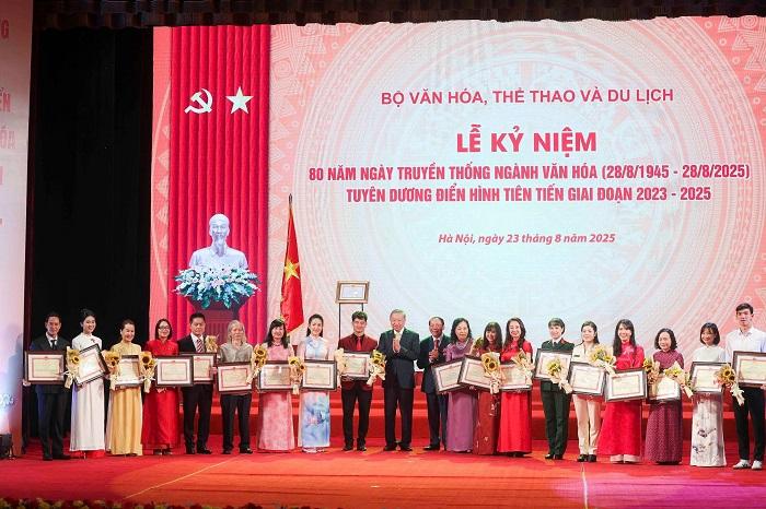 Đạo diễn Lý Hải nhận bằng khen tại Lễ kỷ niệm 80 năm Ngày truyền thống Ngành Văn hóa