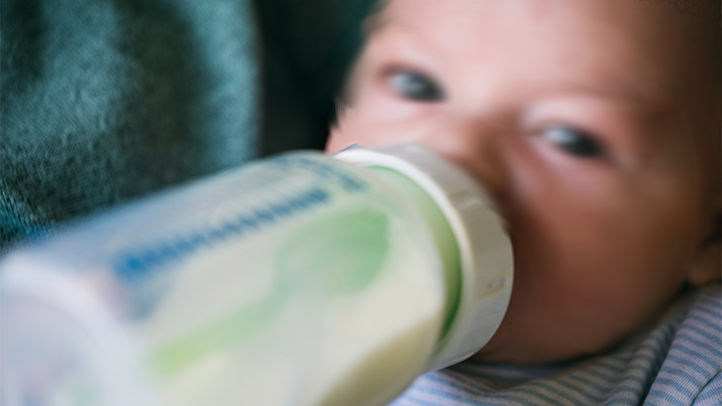 Một số loại bình sữa cho trẻ bị cáo buộc giải phóng vi nhựa khi tiệt trùng ảnh hưởng đến sức khỏe trẻ sơ sinh