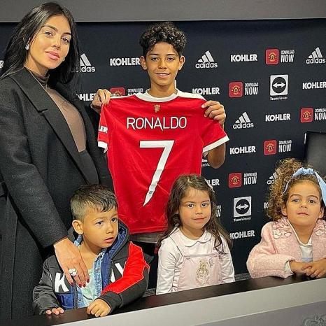 Con trai của Ronaldo chính thức ký hợp đồng với M.U