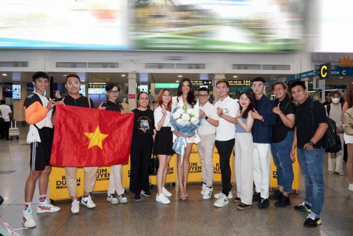 Biệt đội ra sân bay Tân Sơn Nhất tiễn Kim Duyên thi Hoa hậu Siêu quốc gia