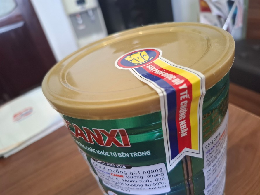 Tôi không thể ra mặt vì còn gia đình công việc . Tôi không thể tố cáo như bạn gái lần trước đứng ra chỉ trích nhưng mong bạn tìm công lý giúp tôi và mọi người Nội dung tố cáo – cảnh báo: Hiện tại cơ sở Sẩm San (chân mày Ngọc San) vẫn đang hoạt động, chủ yếu do con Sẩm và một con nữa mặt đồ giống nhau tụi nó thông với nhau làm trò với khách. Tôi xin phép sử dụng tài khoản không phải tên thật vì còn gia đình, không muốn ảnh hưởng cá nhân.  Họ quảng cáo trên Facebook cho khách với giá chỉ 499.000đ, sau đó dẫn dắt – chèo kéo để khách ký các gói dịch vụ lên tới hàng trăm triệu đồng cho góp tùm lum tùm la. Tôi từng trực tiếp chứng kiến một lần công an vào kiểm tra, con Sẩm đã chạy trốn lên tầng trên cùng để né tránh  Nó thường dụ khách tiêm cấy, cắt da treo cung , nhận thấy có dấu hiệu gian dối không phải tế bào gốc mà là filler. Cách thức hoạt động là: khách đến đều bị kéo vào các gói lớn; nếu khách không đồng ý làm, họ sẽ tỏ thái độ khó chịu, còn khi làm sai thì bỏ trốn lên lầu để tránh đối mặt. Họ nói cấy tế bào gốc nhưng thật ra là filler tôi không chụp kịp màn hình Mong cơ quan chức năng vào cuộc điều tra cũng như hướng xử lý vì họ chèo kéo làm còn nói về có tiền chồng thương may mắn nhưng toàn lừa gạt khi đến tố cáo họ nói tùm lum cho tui sợ và im lặng Tôi không cần lấy lại tiền chỉ muốn tố cáo để bên bạn đóng giả khách hàng thì sẽ nắm tình hình mà giúp những người dân thêm trong tình trạng đang khó khăn của cuộc sống tránh tiền mất tật mang thêm .  Địa chỉ cũ của họ là 693 Ba Tháng Hai, nay đã chuyển qua 697 Ba Tháng Hai, Phường 6, Quận 10, TP.HCM, và vẫn tiếp tục hoạt động.  Tôi rất bức xúc vì cách làm ăn gian dối này, mong cơ quan chức năng sớm kiểm tra và xử lý để tránh thêm nhiều người bị lừa.Bất an sữa học đường - Bài 4: Hai công ty liên quan đến sữa Physocare nói gì? 