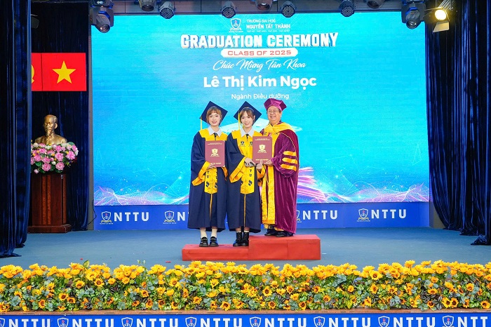Cùng tốt nghiệp, cùng lớn lên: Câu chuyện của ba cặp song sinh tại lễ tốt nghiệp NTTU